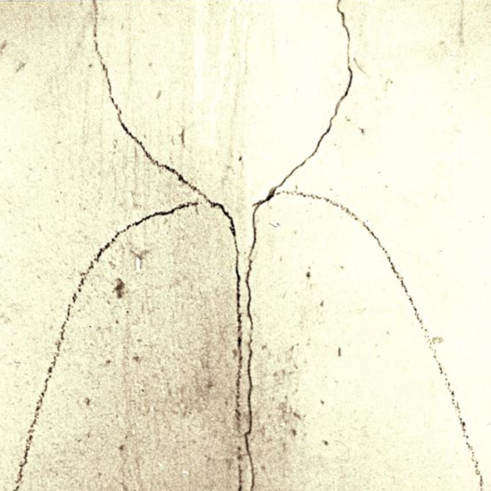 Raumeck 4, ergänzende Kreidezeichnung zu Mauerrissen auf Wand